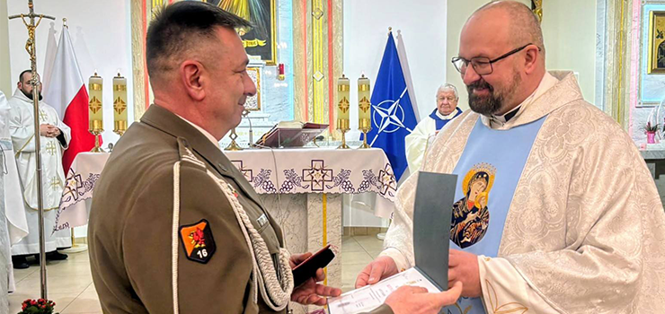 Dowódca 16 Pułku Logistycznego, płk P. Pankowski wyróżniony Medalem Milito Pro Christo