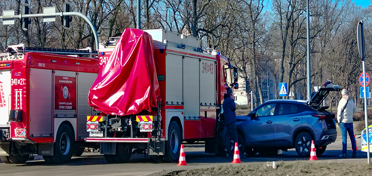Kolizja aut osobowych z pojazdem stra�y po�arnej. Utrudnienia na skrzy�owaniu al. Armii Krajowej i ul. 12 Lutego