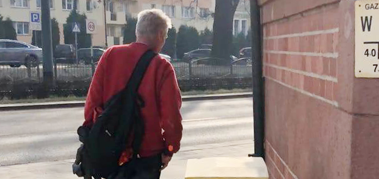 Czy rozpoznajesz m�czyzn�? Trzyma skradzion� figurk� piekarczyka 