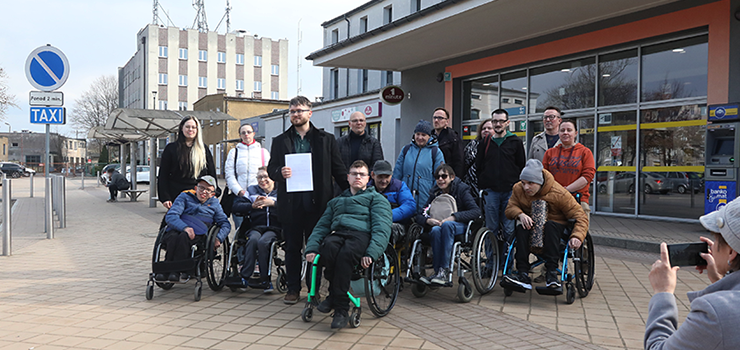 "Dworzec w Elbl�gu wymaga natychmiastowych zmian. Jest tu wiele barier"