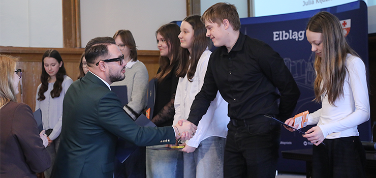 M�odzi zdolni z Elbl�ga docenieni. Stypendia trafi�y do blisko 300 uczni�w (zdj�cia!)