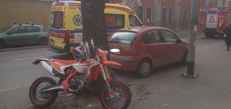 Mickiewicza: Zderzenie auta z motocyklem. 30-latek trafi� do szpitala