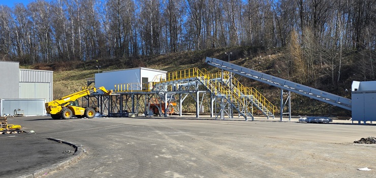 ZUO po po�arze. Mobilna sortownia ju� powstaje, na odbudow� hali trzeba jeszcze poczeka�