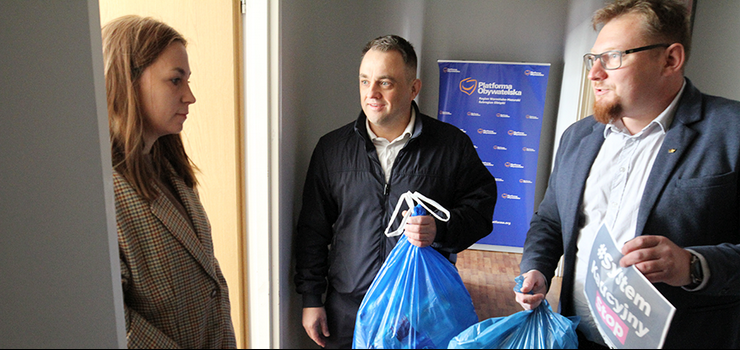 „Mówimy stop systemowi kaucyjnemu”. Poszli z workami butelek do biura parlamentarzystów KO