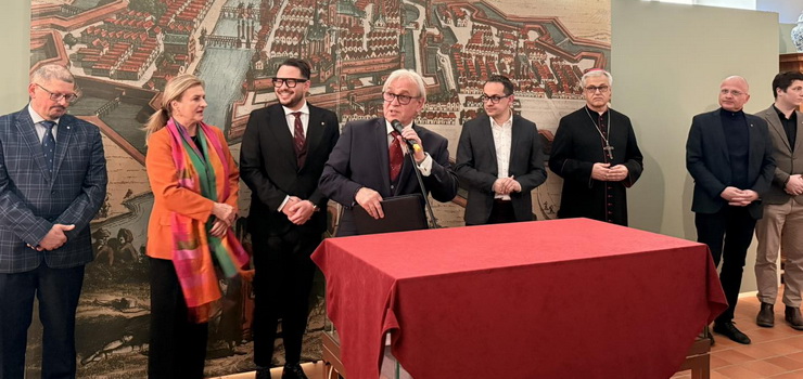 „Tu jest pocz�tek historii naszego miasta”. Od dzi� Akt Lokacyjny Elbl�ga z 1246 r. mo�na zobaczy� w muzeum