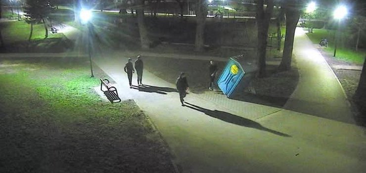 M�ody m�czyzna przewr�ci� toi-toia. "Mia� z�y dzie�, albo za du�o energii"