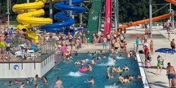 T�umy odwiedzaj�cych i problem z parkowaniem. Przy k�pielisku powstan� dodatkowe miejsca postojowe?