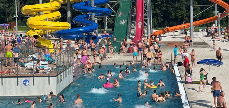 T�umy odwiedzaj�cych i problem z parkowaniem. Przy k�pielisku powstan� dodatkowe miejsca postojowe?