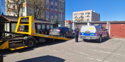 Ten sam kierowca, to samo auto… i znowu zastawiony gara�