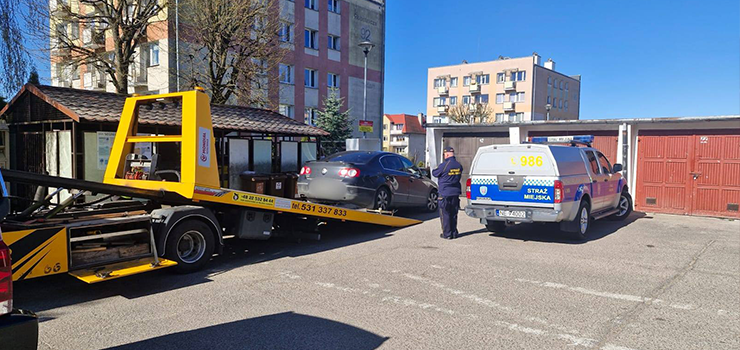 Ten sam kierowca, to samo auto… i znowu zastawiony gara�