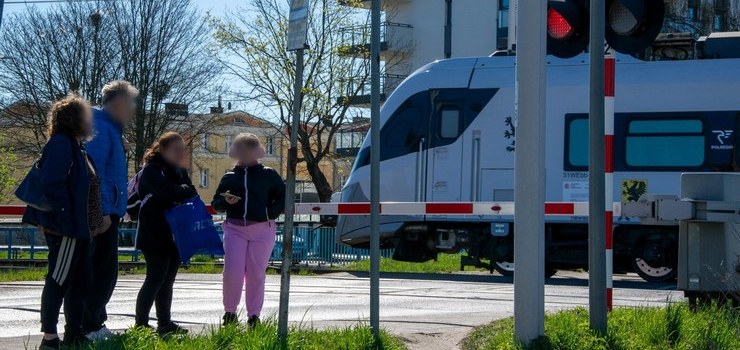 Dzia�ania drog�wki na przejazdach kolejowych