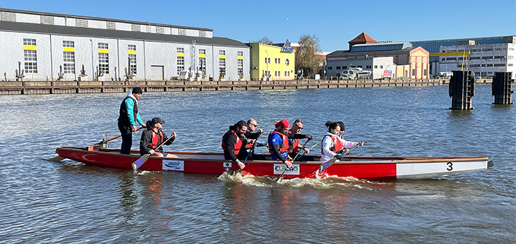 Wskocz ekip� do smoczej �odzi