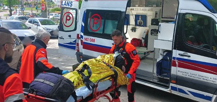 Wiele os�b przesz�o oboj�tnie. Stra� miejska pomog�a nieprzytomnemu m�czy�nie