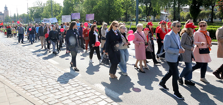 Ulicami Elbl�ga przeszed� kolorowy przemarsz. Tak rozpocz�to obchody Tygodnia Os�b z Niepe�nosprawno�ciami