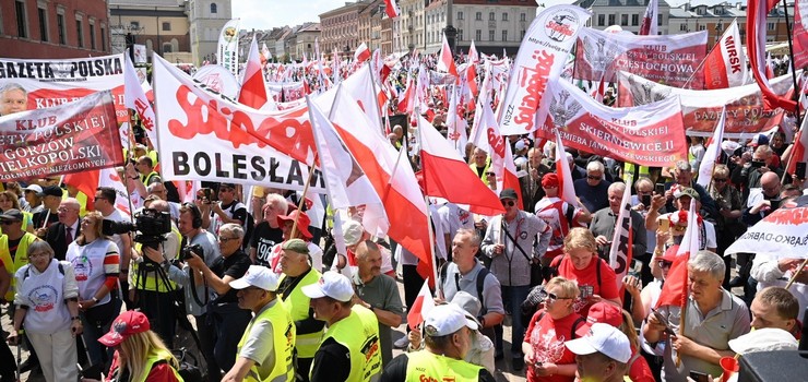 T�umy na manifestacji „Solidarno�ci” w Warszawie. Elbl��anie tak�e protestowali