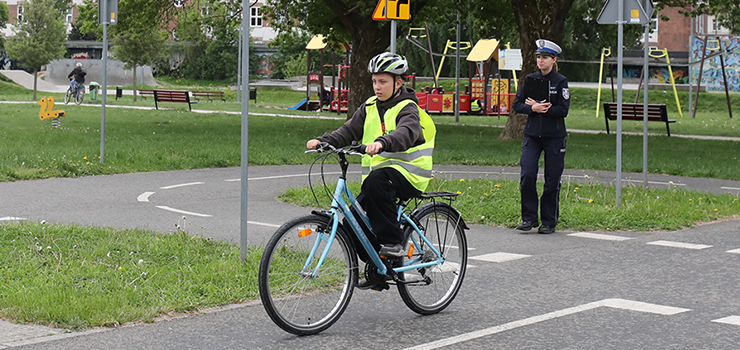 Uczniowie z regionu sprawdzaj� swoj� wiedz� o bezpiecze�stwie w ruchu drogowym (zdj�cia)