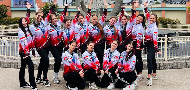 Cheerleaders Cadmans wr�ci�y z Elite Stunt & Dance Championship