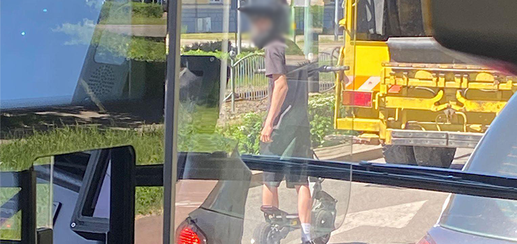 Ścigał się z autobusem hulanogą elektryczną. Nowa zabawa młodzieży w Elblągu?