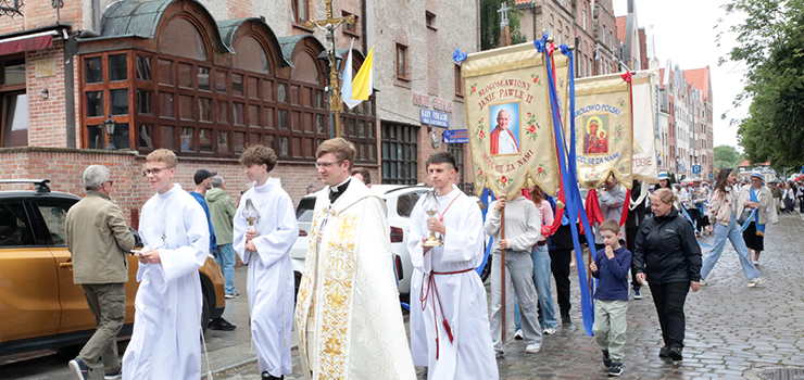 Ulicami Elbląga przeszły procesje Bożego Ciała. Zobacz procesję na Starym Mieście (zdjęcia)