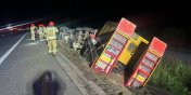 P�kni�ta opona przyczyn� wypadku na S7. Ci�ar�wka przewr�ci�a si� na poboczu