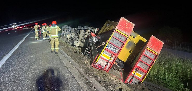 P�kni�ta opona przyczyn� wypadku na S7. Ci�ar�wka przewr�ci�a si� na poboczu