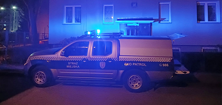 Strażnicy miejscy pomogli starszej kobiecie. Przewróciła się w swoim mieszkaniu