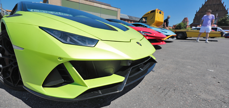 Lamborghini i Ferrari na Dniach Elbl�ga. Charytatywne przeja�d�ki superautami (zdj�cia)
