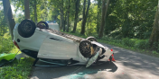 46-letnia kobieta straci�a panowanie nad pojazdem, uderzy�a w drzewo i dachowa�a