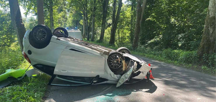 46-letnia kobieta straciła panowanie nad pojazdem, uderzyła w drzewo i dachowała