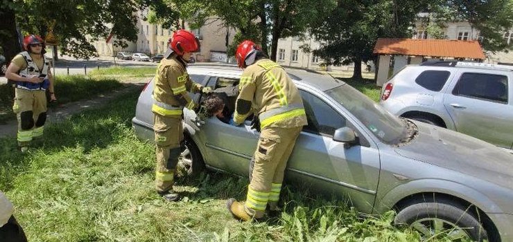M�czyzna w rozgrzanym samochodzie. Nie reagowa�, s�u�by ruszy�y z pomoc�