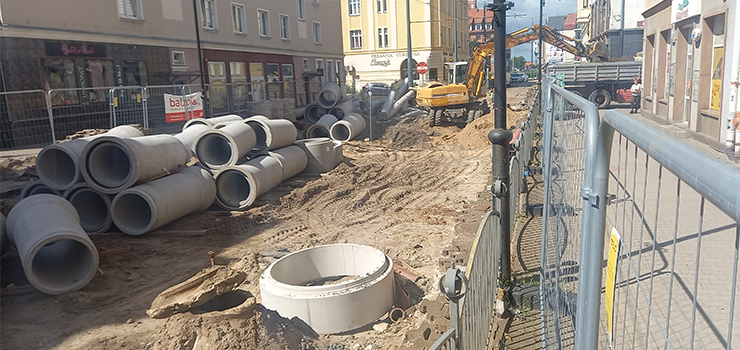 Przebudowa torowiska na ul. 1 Maja. Dodatkowe prace zabezpiecz� inwestycj� na przysz�o��
