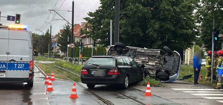 Kolizja na skrzy�owaniu Bema i Mickiewicza. Auto przewr�ci�o si� na bok