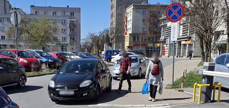 „Tu jest non stop kocio�!”. Kierowcy parkuj�, gdzie popadnie, mieszka�cy maj� do��