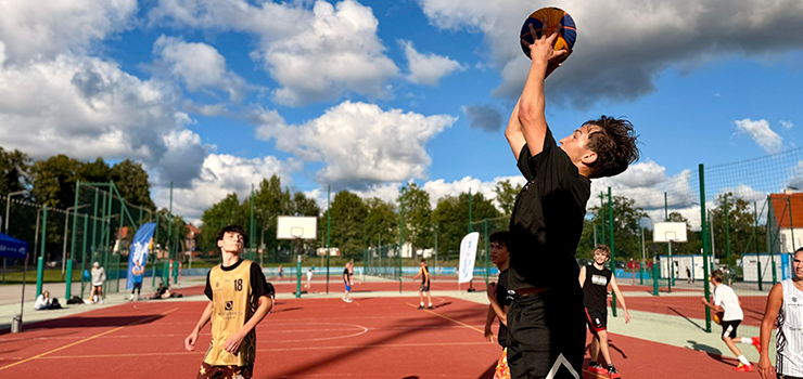 Wakacyjny turniej koszyk�wki 3x3 na Kalbarze