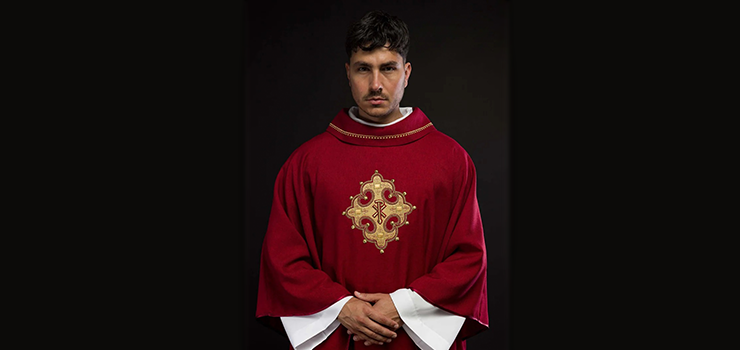 Tkaniny w szatach liturgicznych: od klasycznego jedwabiu po nowoczesne materia�y