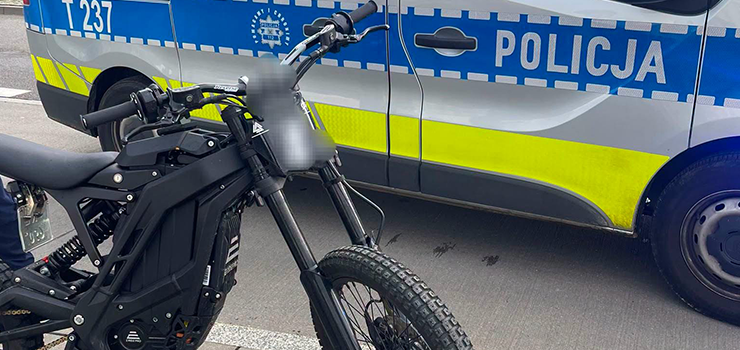 14-latek jeździł motorowerem po chodniku
