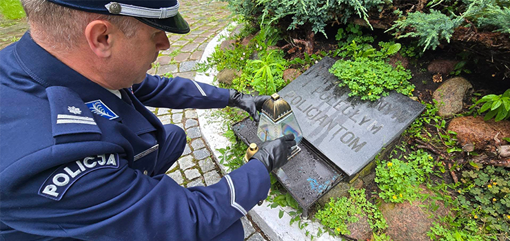 Elbl�scy policjanci uczcili pami�� poleg�ych funkcjonariuszy