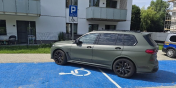 Jedno auto… a zaj�te dwa miejsca dla os�b z niepe�nosprawno�ciami
