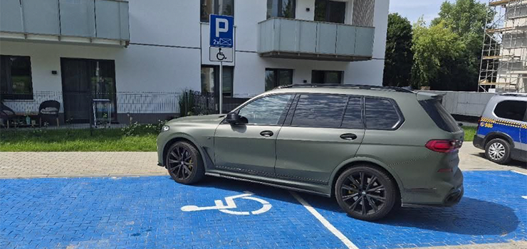 Jedno auto… a zaj�te dwa miejsca dla os�b z niepe�nosprawno�ciami