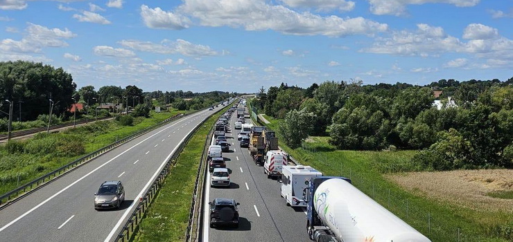 Samochód uderzył w stojącego busa. Pas ruchu w kierunku Gdańska zablokowany