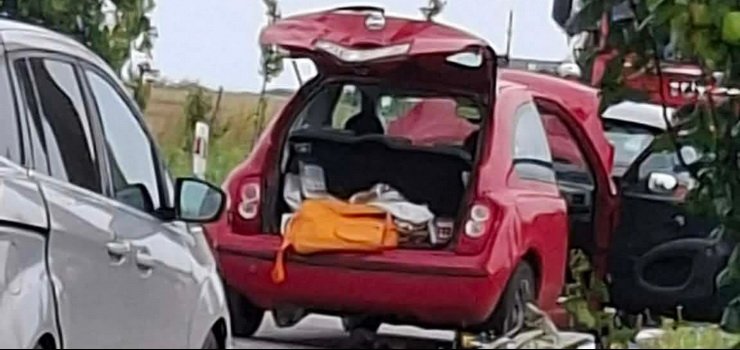 Zdarzenie drogowe z udzia�em trzech pojazd�w