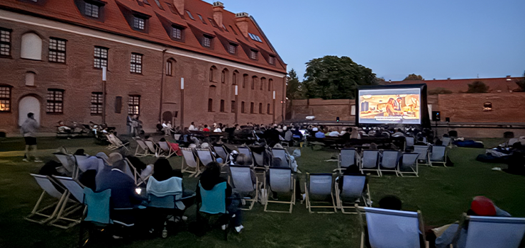 Letnie Kino pod Chmurką - zapraszamy na seans filmu F1!