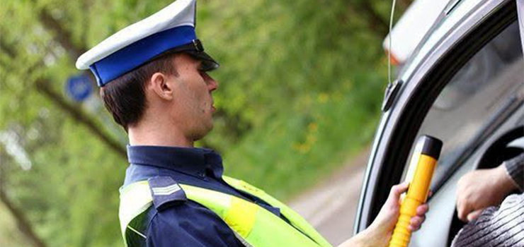 85-latek został zatrzymany przez policjantów, gdy pijany kierował citroenem