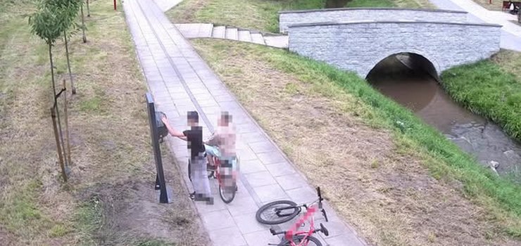 Defibrylator AED to nie zabawka. "Niszczenie sprzętu ratującego życie to przestępstwo"