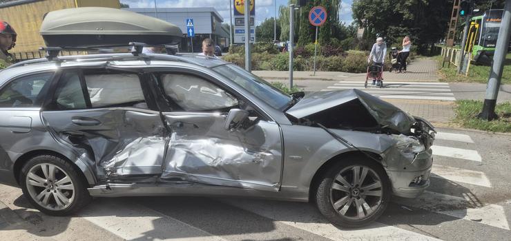 Zderzenie auta z tramwajem. Jedna osoba poszkodowana