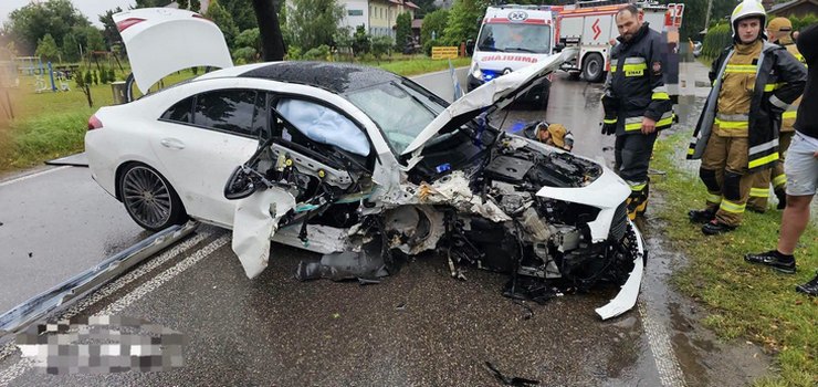 Wjecha�a na torowisko, on uderzy� w drzewo. Oboje byli po alkoholu