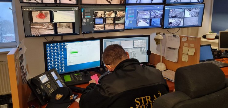 Operator monitoringu namierzy� samoch�d. Policjanci zd��yli na czas