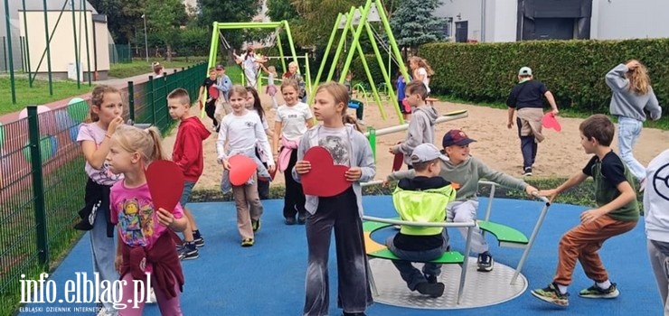 Nowe miejsca aktywności przy elbląskich szkołach. Otwarto plac zabaw i siłownię
