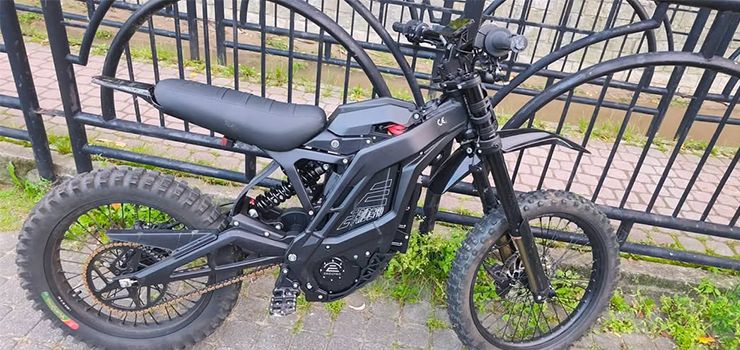 15-latek na elektrycznym motocyklu i spotkanie z policyjny patrolem ruchu drogowego