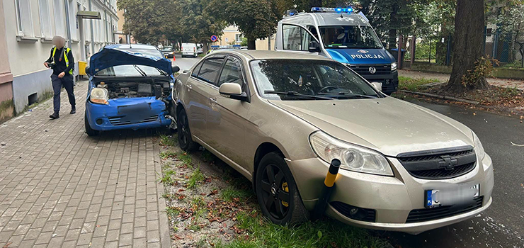 Pijany 34-latek zderzy� sie z dwoma zaparkowanymi autami oraz s�upem